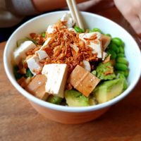 Poke bowl avec oignons fruits at Poketea in Paris