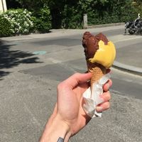 Sorbetto di Cioccolato fondete & Mango Alphonso (3.50.-) at Gelateria di Berna - Länggasse in Bern
