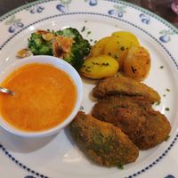 Nächster Tag: Gebratene Avocado, Rosmarinkartoffeln, Broccoli und Mojo - Sauce (4. Gang des Vital-Menüs) at Alpenblick in Hoechenschwand