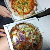 A sinistra margherita classica con carciofi, a destra ortolana vegana con impasto al carbone. Sono entrambe pizze baby. at Pizzeria Carignano in Genoa