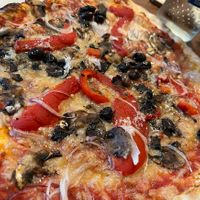 Pizza mit veganem Käse, Paprika, Oliven, Zwiebeln, Knoblauch und Pilzen 💚  at Herrischrieder Hof in Herrischried