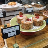 vegan options clearly labelled at Urbano Specialty Coffee in Madrid