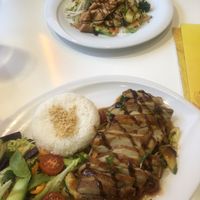 Veganes Huhn oben, vegane Ente unten at Mr. Nam  in Vienna