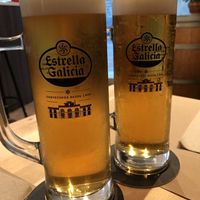 A couple of pints  at Melocotón Vegan Burger in Barcelona