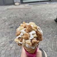 Vegan ”kaksmet” with “smulpaj” 😍🌱  at Bruket Kaffebar in Helsingborg