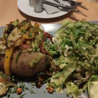 Ofenkartoffeln mit Gemüse und Salat (dressing nur o at Stadtflair in Koblenz