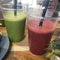 Spinach-kiwifruit and red fruit smoothies at Jardin in Goes