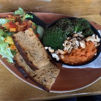 Brokkoli mit Karottenpüree und Salat  at Gamli Baukur in Husavik