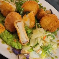 Mairübenschnitzel mit sehr leckerem Erbsen-Kartoffel-Püree und Fenchelsalat at Frenzen in Moenchengladbach