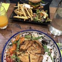 Burger beyond meat (€13) and bulldog salad! (€12) both delicious 😋  at Bulldog Vegan in Paris