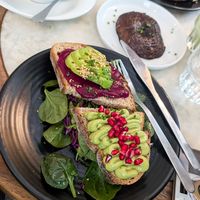 Avocado toast + adicional de cogumelo at Cotidiano in Lisbon