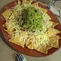 Nachos con queso guacamole y chili at Serendipia in Granada