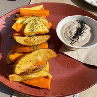 Patatas y batatas con alioli de ajos negro  at Serendipia in Granada