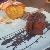 We got lemon cake and chocolate cake for dessert and they put it on a sharing plate, so cute at Pipoca in Murcia