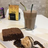Milkshake and brownie with ice-cream at Pipoca in Murcia