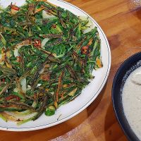 vegetarian chive pancake (Buchujeon 부추전) and perilla seed Sujebi (Deulkkae Sujebi 들깨수제비) - veganized upon request byasking for the soup to be cooked with plain wate at Milbat 밀밭 in Seoul