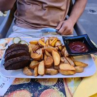 Spare Ribs mit Wedges at Level Up in Bucharest