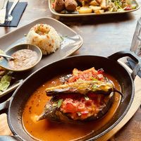Gefüllte Aubergine und Falafelteller  at Nohut in Bielefeld