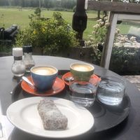 Vegan cappuccino en verse dadelkoek at Het Veerkwartier in Haarlem