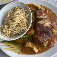 Vegane knusprige Ente mit Gemüse, Nudeln und Erdnusssoße  at Vegefarm in Bremen