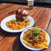 Fish burger and Mac and cheese at Golden Fleece in Nottingham