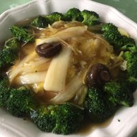 Brocolli, cabbage (I think) and a couple of mushrooms in gravy, ¥30 at Jin Hai Ge Su Si Guan in Shenzhen
