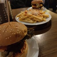 Burger und Chili cheese Pommes at Trash Chic in Cologne