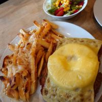 Hawaii Schnitzel mit Chili Cheese Pommes und Salat at Trash Chic in Cologne