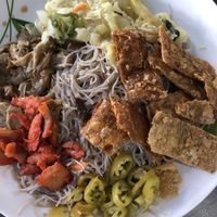 Fried bee hoon with side dishes at Taste of Vegetarian in East Singapore