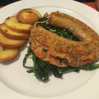 Alheira vegan em cama de grelhos e maçã caramelizada. Excelente atendimento. Para já têm só este prato totalmente vegan mas estão a mudar a carta para incluir mais pratos. at Muralhas in Obidos