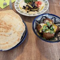 Pita, Auberginen Hummus und Falafel Bällchen  at Mr and Mrs Humus in Bonn