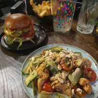 Sałatka wietnamska i burger, piwo imbirowe at Wholesome Junkies in Manchester