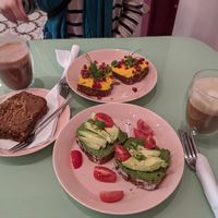 Karottenkuchen und Roggenbrote mit Aufstrich at The Lala in Vienna