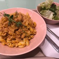 Mac n cheese with side salad at The Lala in Vienna