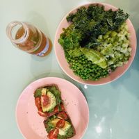 Green Valley (one of the frech roundies) and Bravocado (One of the Beach Breads) accompanied by the lovely lemon iced tea .... great healthy lunch ♥️ at The Lala in Vienna