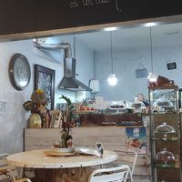 Estante donde tienen tartas veganas y repostería at Cafe La Lola  in Gran Canaria