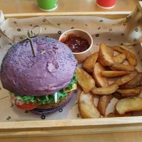 Great menu with colorful burger, potatoes and spicy sauce. 
Ottimo menù con burger colorato, patate e salsa piccante.  at Flower Burger in Bologna