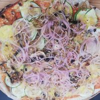 Pizza vegana at L'Espurna in Olot