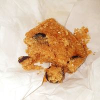 Here you see the chocolate pieces of the sesame cookie at Pow Wow Coffee - Fuggerstraße in Augsburg