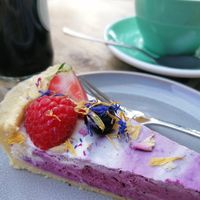 White chocolate and berry raw cake at Plants & Cakes in Frankfurt