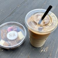 Gemischte Box und Iced Cappuccino mit Hafermilch  at Plants & Cakes in Frankfurt