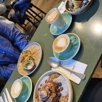 Frühstücksbowl und Karottenlax Brot  at Plants & Cakes in Frankfurt