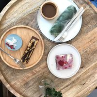 Raw cakes and summer roll at Plants & Cakes in Frankfurt