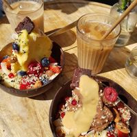 Mango und Snickers Bowl at Plants & Cakes in Frankfurt