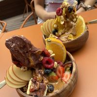 Açaí und mango bowl at Plants & Cakes in Frankfurt