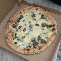 Pizza vegan Scarola, olive e capperi 12.9+1.5 € at Rossopomodoro in Bologna