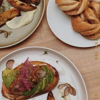 Avocadotoast and Cinnamonbuns  #Veganuary at FRØ in Tromsoe