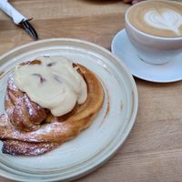 Pistasjebolle og kaffe latte at FRØ in Tromsoe