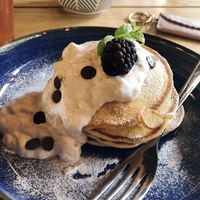 Pancakes with banana cream and chocolate chips 🥞🍌 at FRØ in Tromsoe