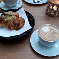 Pistachio roll, blueberry pie, capuccino and chai latte with soy milk at FRØ in Tromsoe